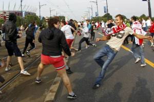 Polacy atakują Rosjan idących na mecz podczas Euro 2012/youtube.com