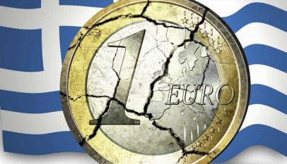 Obrazek z flagą Grecji w tle i rozpadającą się monetą o nominale jednego euro. Darmowy obrazek z Pixabay.com
