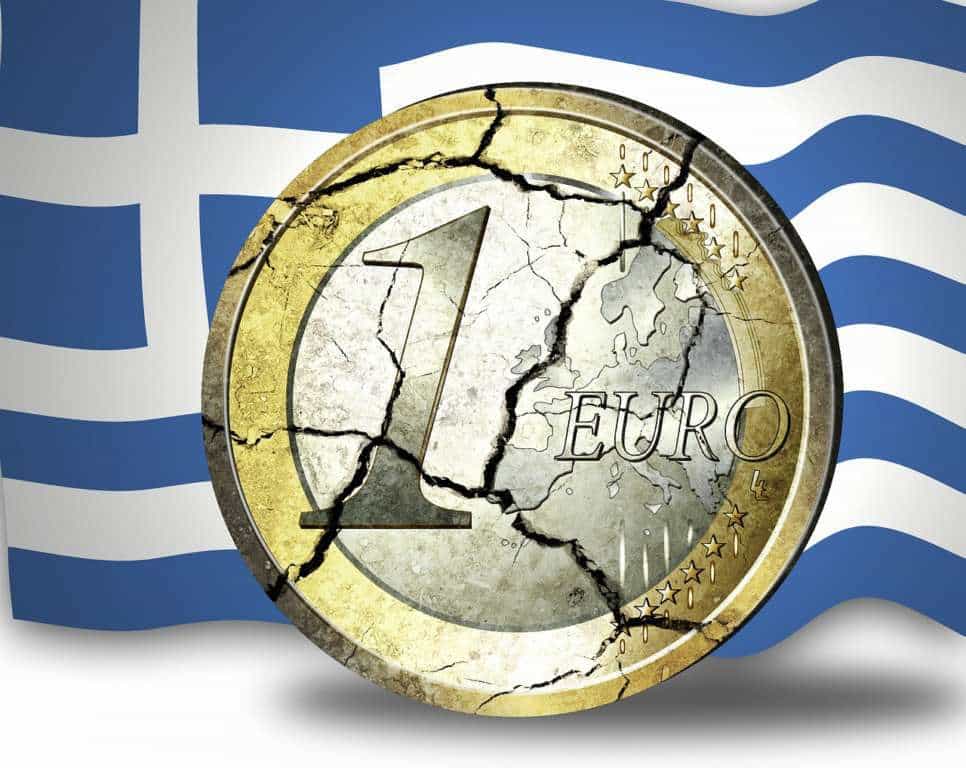 Obrazek z flagą Grecji w tle i rozpadającą się monetą o nominale jednego euro. Darmowy obrazek z Pixabay.com