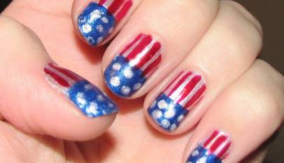 Paznokcie pomalowane w sposób przypominający flagę USA