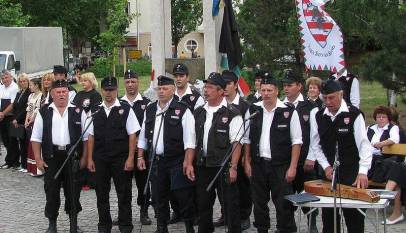 Zdjęcie grupy osób w mundurach formacji Węgierska Gwardia