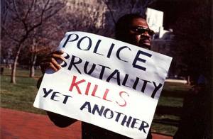Czarny protestująćy przeciw policyjnej przemocy.