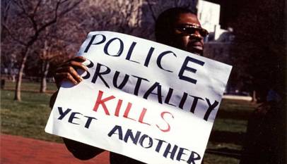 Czarny protestująćy przeciw policyjnej przemocy.