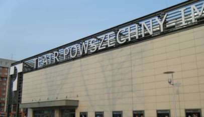 Wejście gł. do Teatru Powszechnego w Warszawie, źródło: Wikimedia