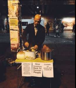 Alex Assali karmi bezdomnych na berlińskiej ulicy / twitter.com