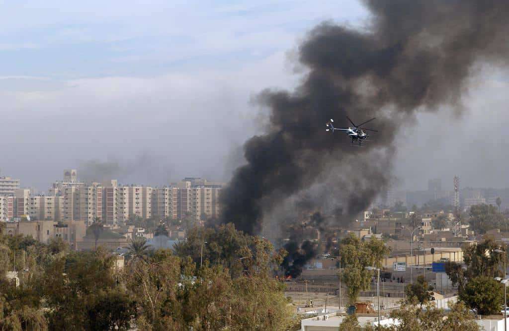 Helikopter Blackwater nad płonącym Bagdadem. To samo szykuje się w Jemenie / fot. Wikimedia Commons