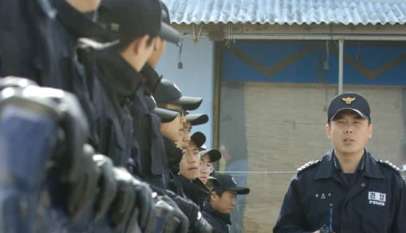 Szpaler południowkoreańskich policjantów.