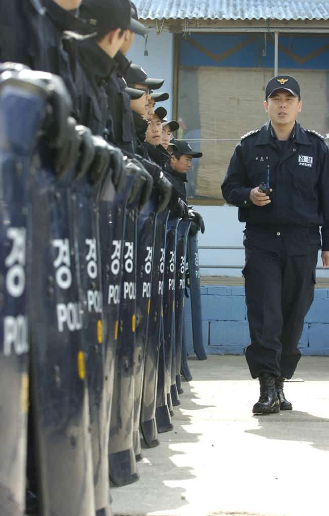 Szpaler południowkoreańskich policjantów.