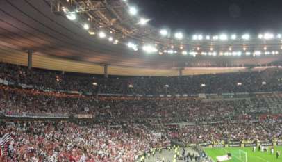 Wypełniony kibicami Stade de France - tu miało dojść do pierwszego ataku, fot. Wikimedia Commons
