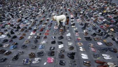 Fotografia butów ustawionych przez demonstrantów w Paryżu.