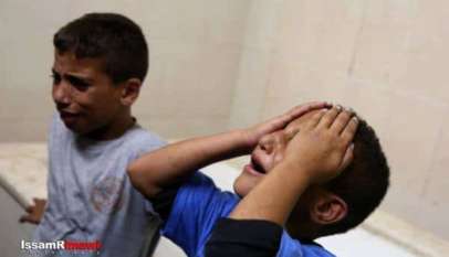Koledzy zabitego przez wojsko izraelskie 13-letniego Ahmada Abdullaha Sharaki płaczą na wieść o jego śmierci. Żródło: International Middle East Media Center, foto: Issam Imawi