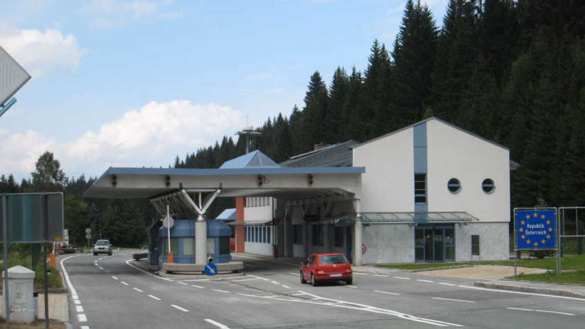 Granica austriacko-słoweńska - jeszcze otwarta / fot. Wikimedia Commons