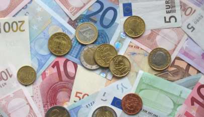 Banknoty i monety Euro.