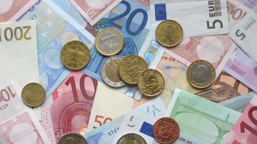 Banknoty i monety Euro.