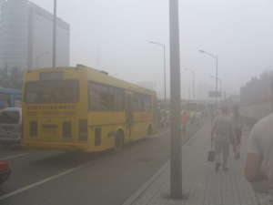 Ledwo widoczny autobus miejski w Pekinie / wikipedia commons