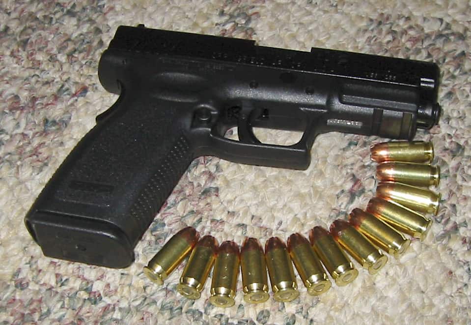 Pistolet i naboje kal. 45 mm