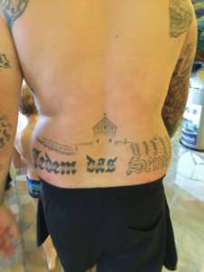 Tatuaż Marcela Zecha / Źródło: Facebook, Documenting Anti-Semitism