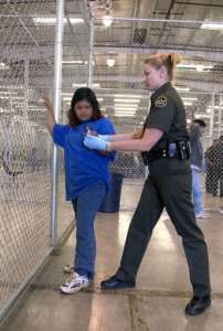 Nielegalna imigrantka i funkcjonariuszka amerykańskiej straży granicznej w ośrodku dla uchodźców