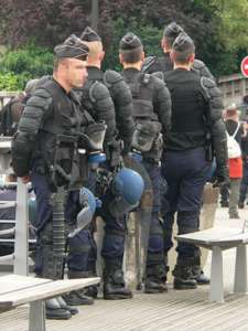 Francuska policja, oddziały CRS przeznaczone do tłumienia demonstracji. / Źródło: Wikimedia Commons