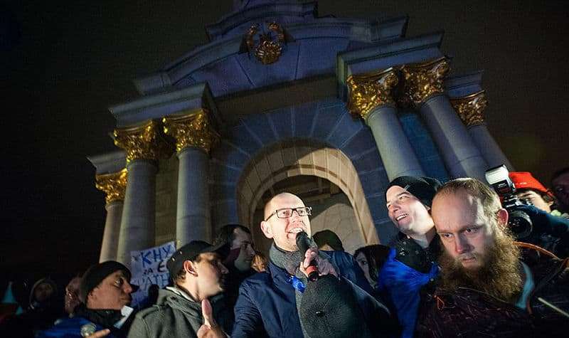 Arsenij Jaceniuk. Na zdjęciu jako jeden z wodzów Majdanu, dziś jego rząd broni się przed upadkiem / fot. Wikimedia Commons