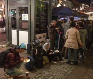 Uchodźcy syryjscy otrzymują posiłek na sztokholmskim Dworcu Centralnym / fot. Wikimedia Commons