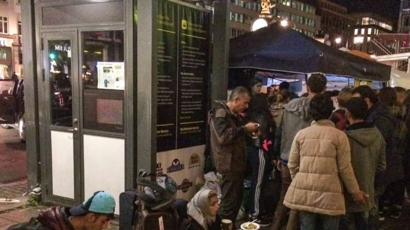 Uchodźcy syryjscy otrzymują posiłek na sztokholmskim Dworcu Centralnym / fot. Wikimedia Commons
