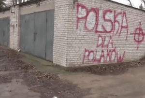 Napis na murze w centrum Kutna / kadr z filmu TVN Łódź 