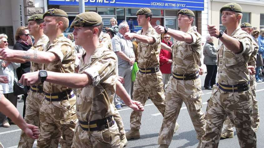Parada żołnierzy Królewskiego Regimentu Księżnej Walii. Żołnierze tej jednostki byli oskarżani o zbrodnie w czasie walk w pobliżu Madżar al-Kabir / fot. Wikimedia Commons