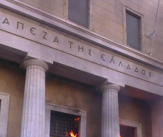 W trakcie zamieszek w Atenach demonstrujący podpalili siedzibę Narodowego Banku Grecji. / Źródło: https://twitter.com/SocialRevoluti1