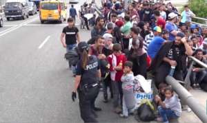 Uchodźcy na niemieckiej drodze. źródło: Youtube