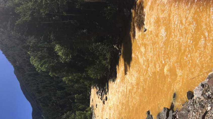 Zatruta rzeka Animas w USA, zdjęcie wykonane dzień po wycieku z kopalni Gold King. / Źródło: Wikimedia Commons
