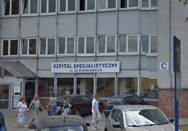 Widok na wejście do szpitala im. Sz. Starkiewicza w Dąbrowie Górniczej. / Źródło: zrzut ekranu z Google.StreetView