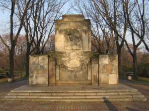 Pomnik Żołnirzy Radzieckich w warszawskim Parku Skaryszewskim, fot. wikimedia commons