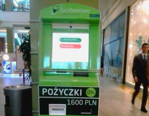 Gotówkomaty, opatrzone napisem "o%", udzielają krótkoterminowych pożyczek z roczną stopą oprocentowania na wysokości 490 proc./fot. KP