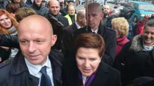 Minister Szałamacha i premier Szydło w czasie kampanii wyborczej; jedną z głównych obietnic PiS było natychmiastowe podniesienie kwoty wolnej od podatku/facebook.com