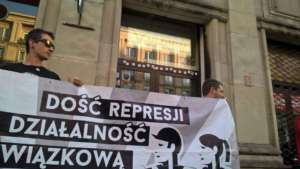 Działacze Inicjatywy Pracowniczej protestują przed lokalem Krowarzywa przeciwko antypracowniczym represjom / fot. Piotr Nowak
