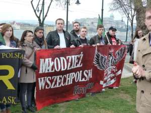 Młodziez Wszechpolska z 2015 ramię w ramię z Jobbikiem demonstuje w Budapeszcie, fot. wikimedia commons