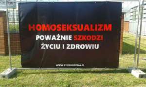 Jeden z banerów na homofobicznej wystawie / fot. Nowoczesna Opoczno