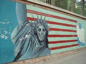 Słynny mural z 2007 na budynku byłej ambasady USA w Teheranie. Fot. flickr.com/ David Holt