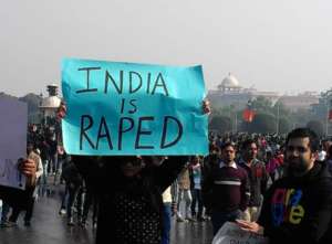 W Indiach poszukiwani są sprawcy brutalnego zbiorowego gwałtu na matce i córce/wikimedia commons