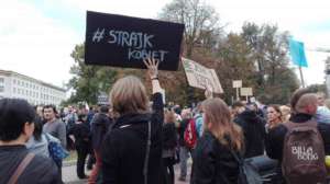 Czarny Protest pod Sejmem przeciwko nowej propozycji ustawy antyaborcyjnej. PiS wkrótce przedstawi swoją. fot. strajk.eu