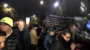 Czarny Protest przed domem Jarosława Kaczyńskiego/fot. Facebook/trzyczęściowy garnitur 