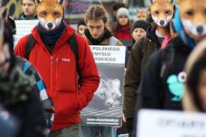 Protest pod Sejmem RP przeciwko hodowli lisów i jenotów na futra, fot. facebook.com/Otwarte Klatki