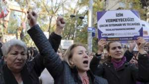 Protesty w Turcji. Kobiety niosą transparent z hashtagiem "Gwałt nie może być usprawiedliwiony" / fot. Twitter/Men in Black