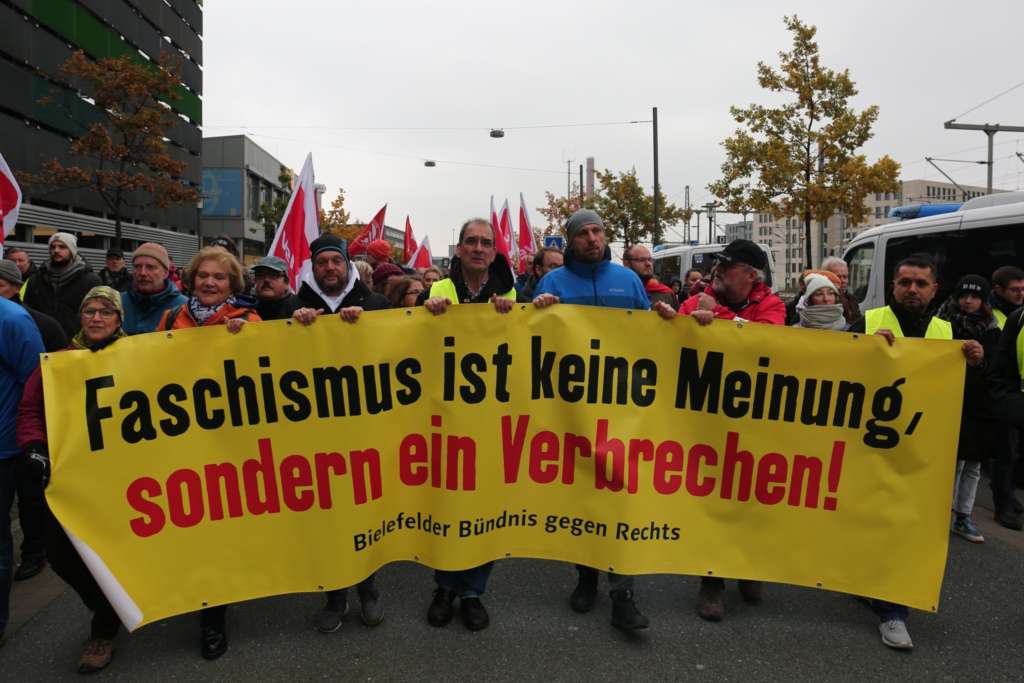 "Faszyzm to nie pogląd, to przestępstwo" głosi jeden z bannerów niesionych przez kontrmanifestantów. Źródło: Twitter, http://bit.ly/2Cu1nkd