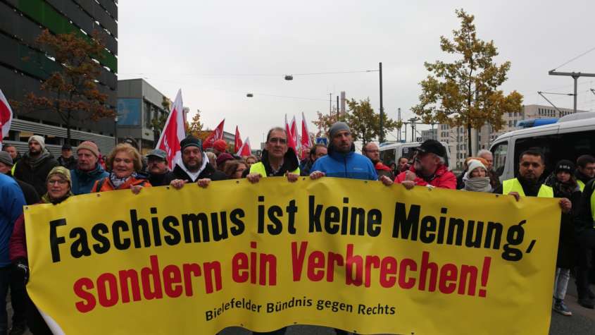 "Faszyzm to nie pogląd, to przestępstwo" głosi jeden z bannerów niesionych przez kontrmanifestantów. Źródło: Twitter, http://bit.ly/2Cu1nkd