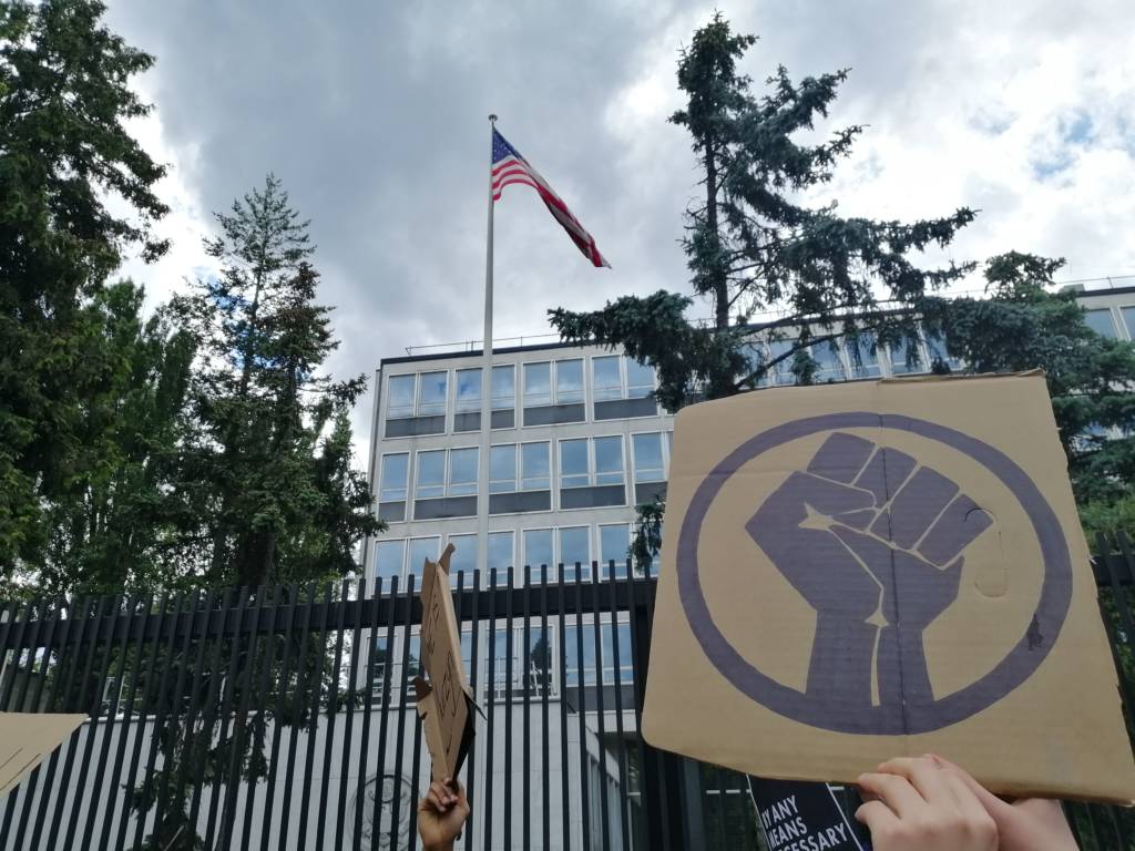 Protest pod ambasadą USA